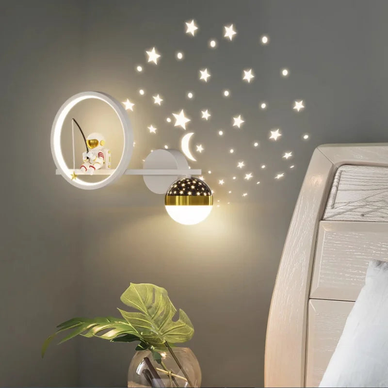 BABYBOHO לבן / שמאל BABYBOHO Lighting מנורת קיר בצורת אסטרונאוט בחלל לחדר תינוק